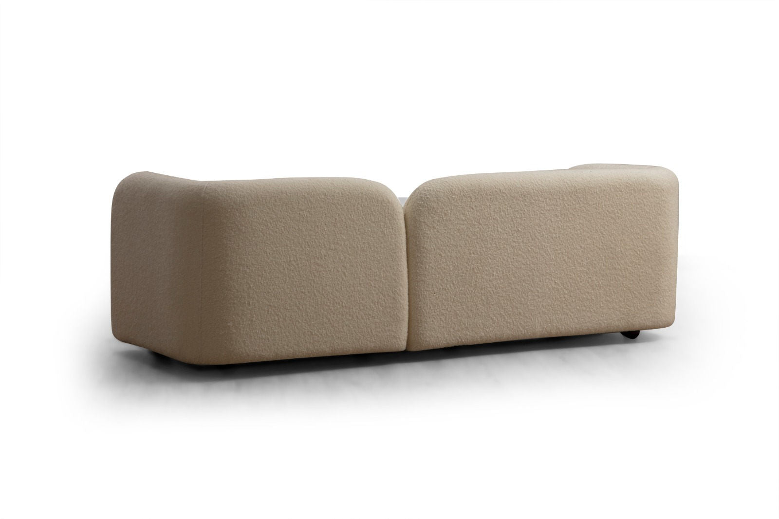 Entdecken Sie das Victoria Cream Bouclette 3er Sofa von Atelier Del Sofa – eine harmonische Verbindung aus luxuriösem Komfort und modernem Design für Ihr Zuhause.