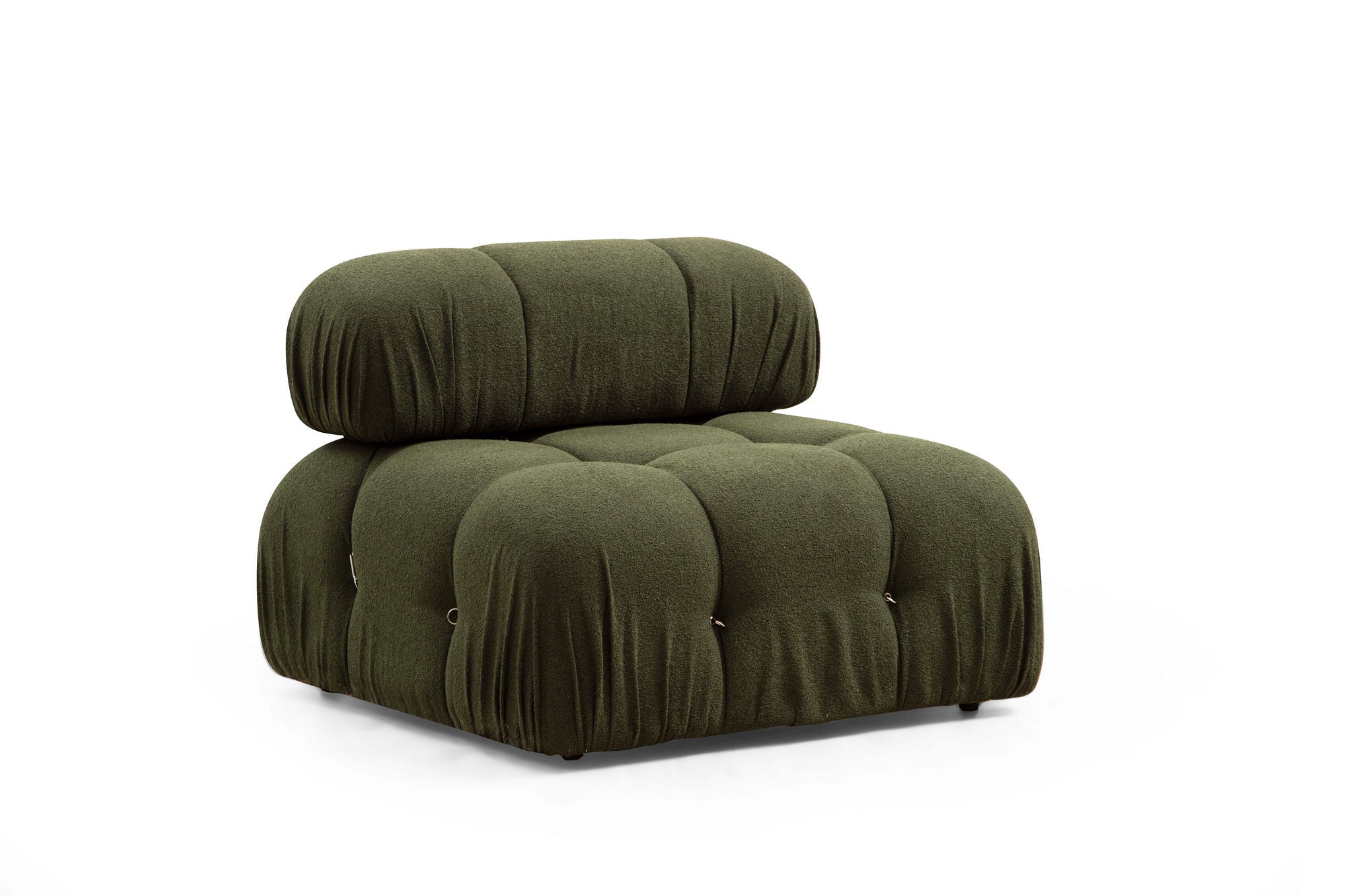 Verleihen Sie Ihrem Wohnraum mit dem eleganten Bubble Green L1 Ecksofa von Atelier Del Sofa einen Hauch von skandinavischer Raffinesse und unvergleichlichem Komfort.