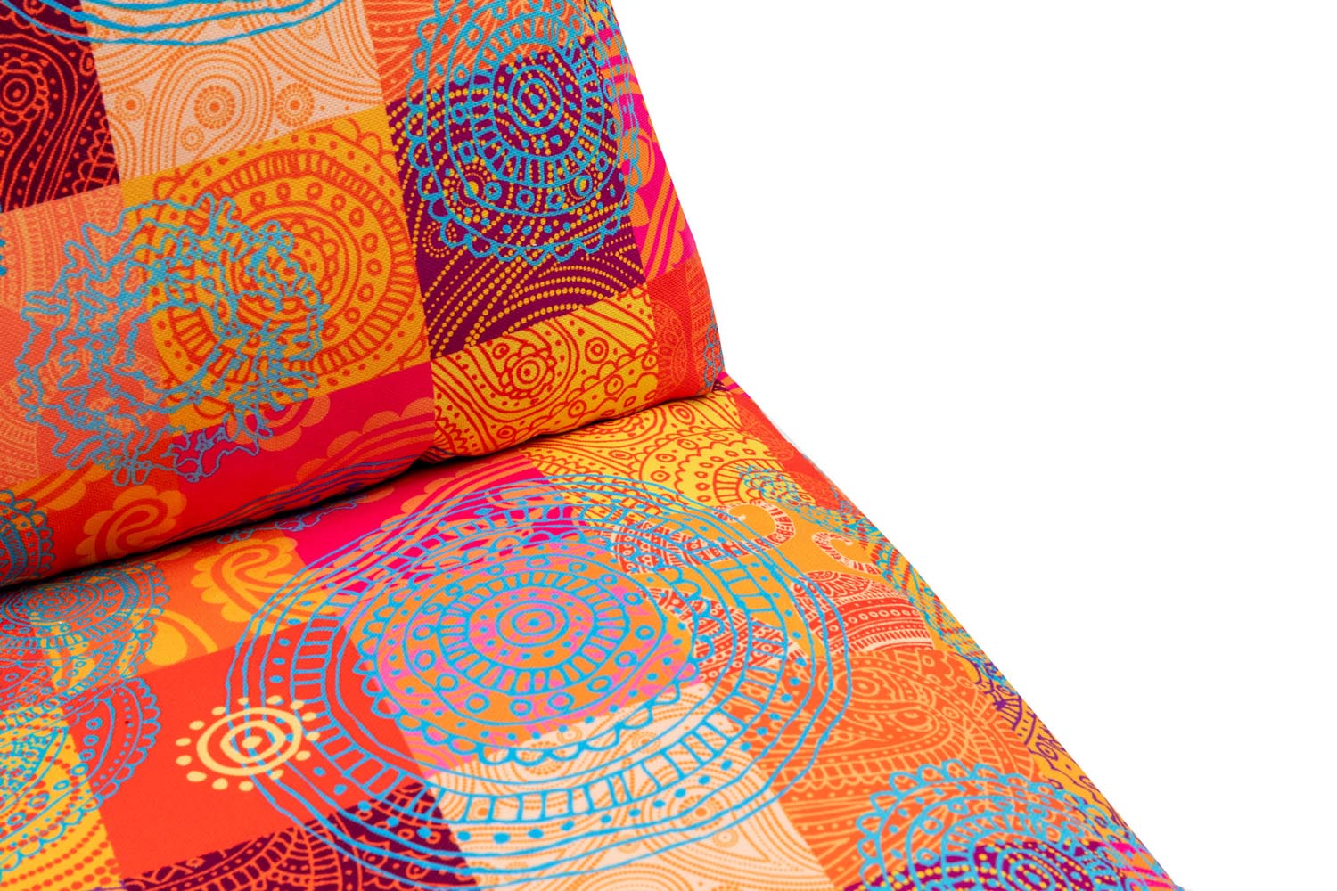 Erleben Sie das Taida 1 Bettsofa von Atelier Del Sofa – ein vielseitiges Möbelstück mit lebendigem Patchwork, das Komfort und Stil vereint.