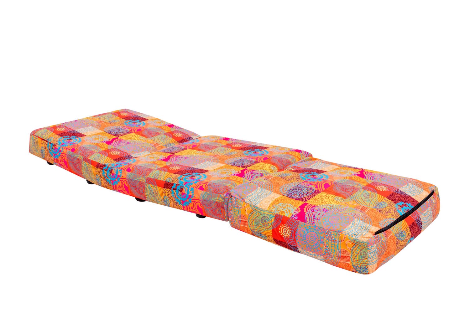 Entdecken Sie das Taida 1 Bettsofa von Atelier Del Sofa – ein stilvolles, komfortables Möbelstück mit einzigartigem Patchwork-Design, ideal für jeden Raum.