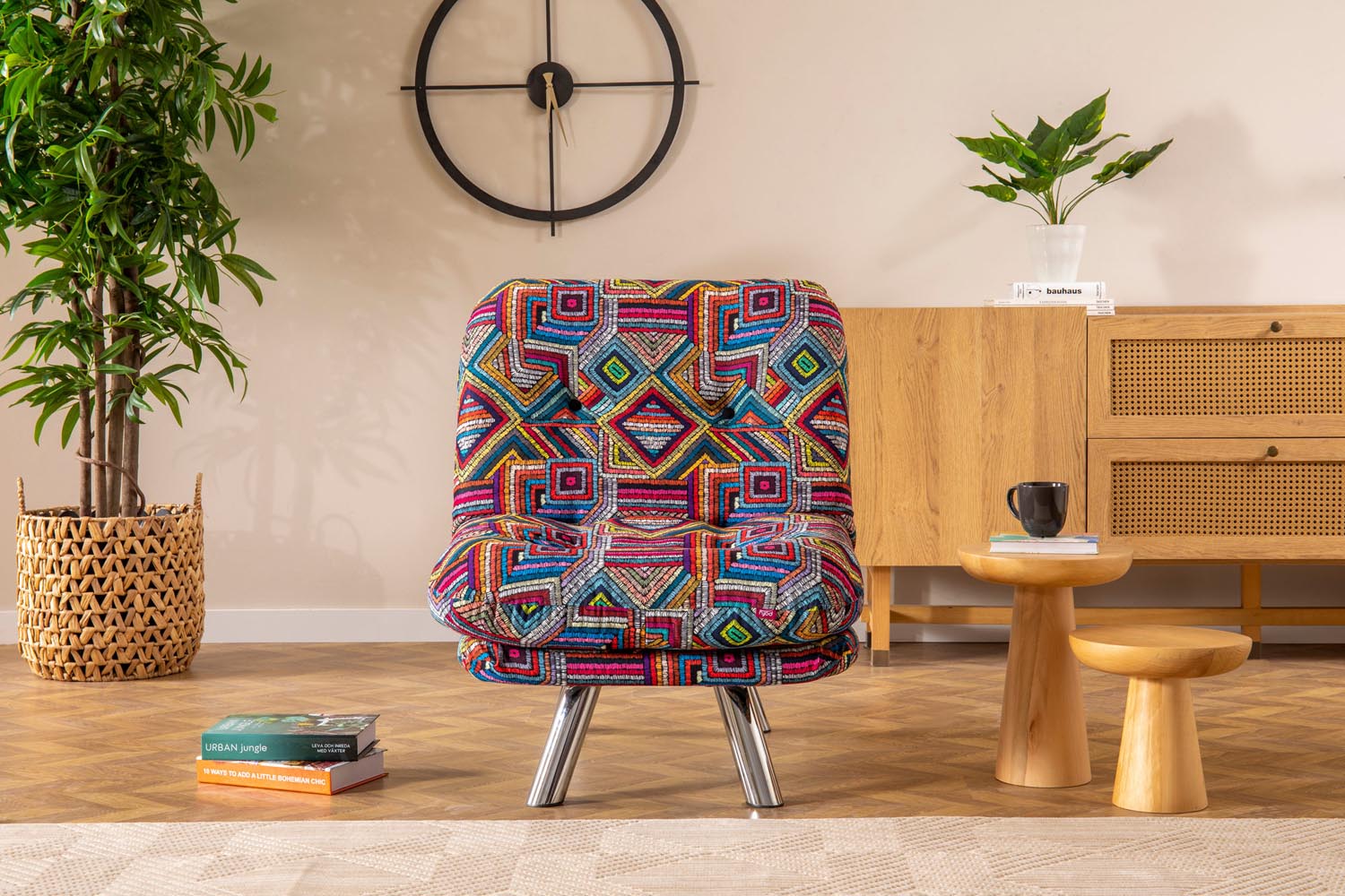 Erleben Sie das Misa Small Solo Bettsofa in buntem Patchwork – der perfekte Mix aus Komfort und modernem Design für Ihr Zuhause.