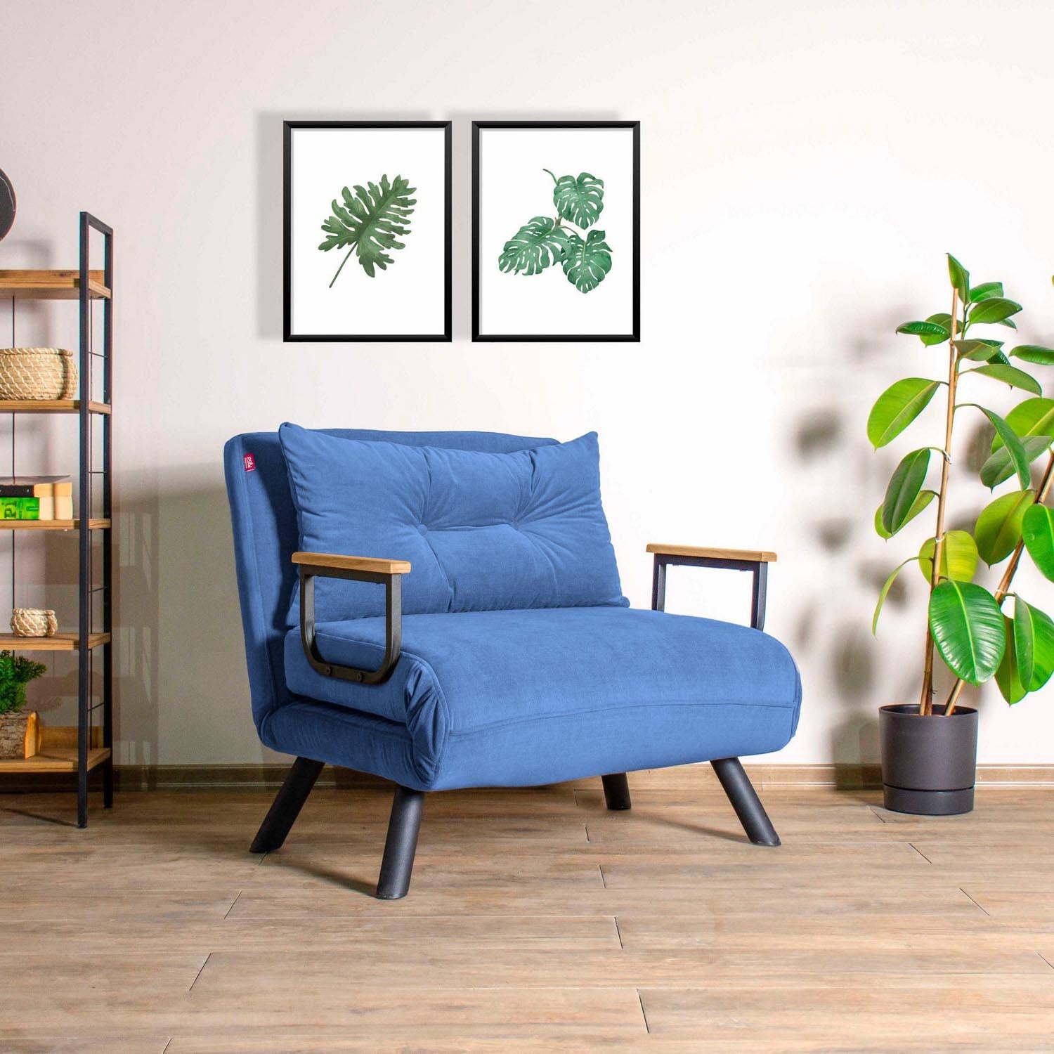 Entdecken Sie das Sando Single Bettsofa in Blau von Atelier Del Sofa – stilvoll, funktional und perfekt für kleine Räume. Ideal für Gäste und entspannte Abende.