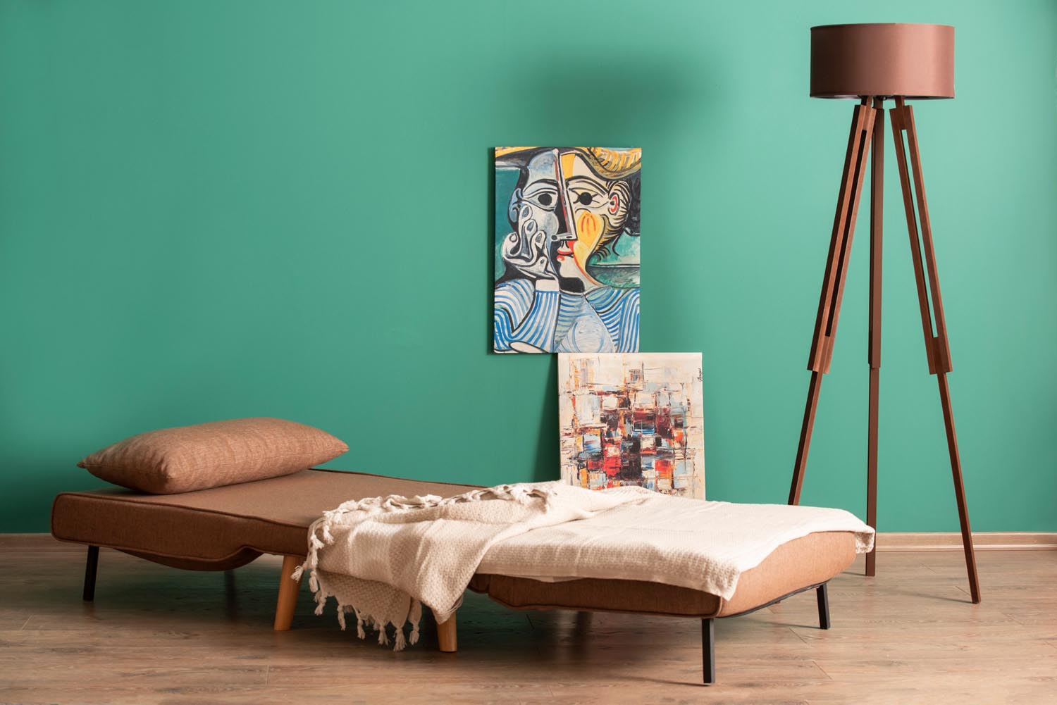 Erleben Sie das Folde Single Bettsofa in elegantem Braun von Atelier Del Sofa – ideal für kleine Räume, bietet es Komfort und Stil in einem!