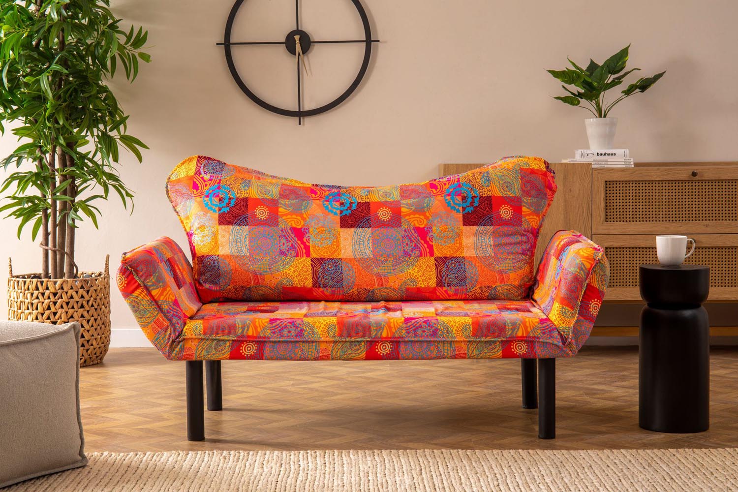Entdecken Sie das Chatto Bettsofa in lebhaftem Patchwork von Atelier Del Sofa – ein stilvolles, funktionales Möbelstück für Ihr Zuhause.