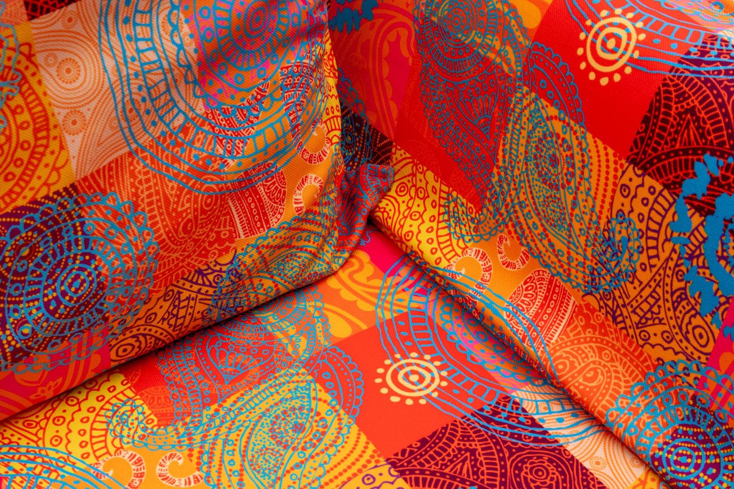 Entdecken Sie das Chatto Bettsofa von Atelier Del Sofa – ein einzigartiges, mehrfarbiges Patchwork-Möbelstück, das Stil und Funktionalität vereint.