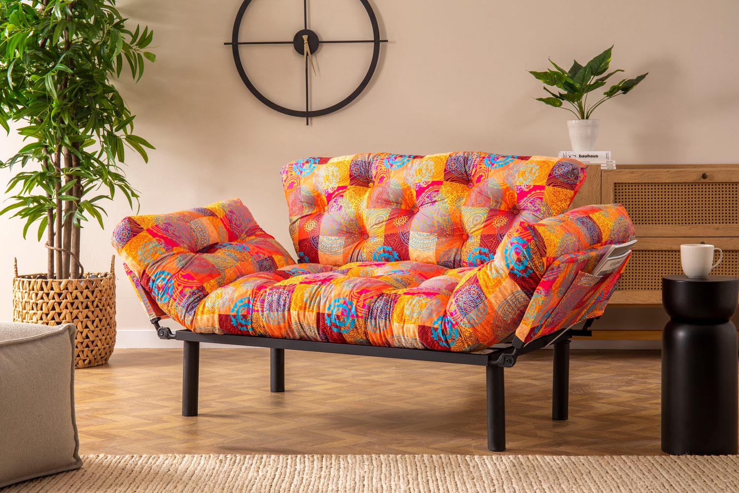 Entdecken Sie das Nitta Bettsofa von Atelier Del Sofa – ein stilvolles, mehrfarbiges Schlafsofa im Bohemian-Stil, ideal für Komfort und Eleganz.