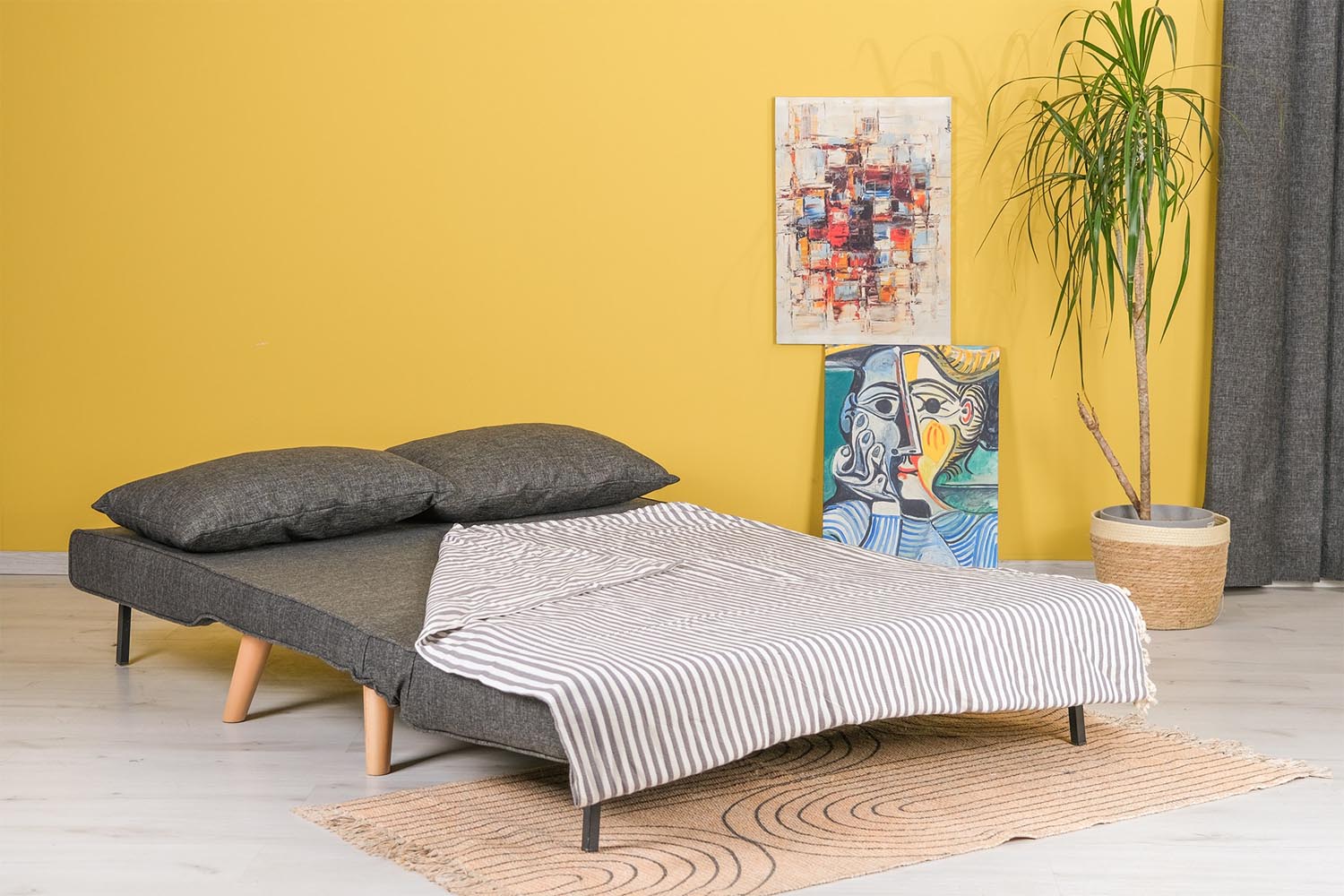 Erleben Sie das Folde 2 Bettsofa in elegantem Dunkelgrau – stilvoll, bequem und vielseitig für jeden Wohnraum. Ideal für Gäste und Entspannung!