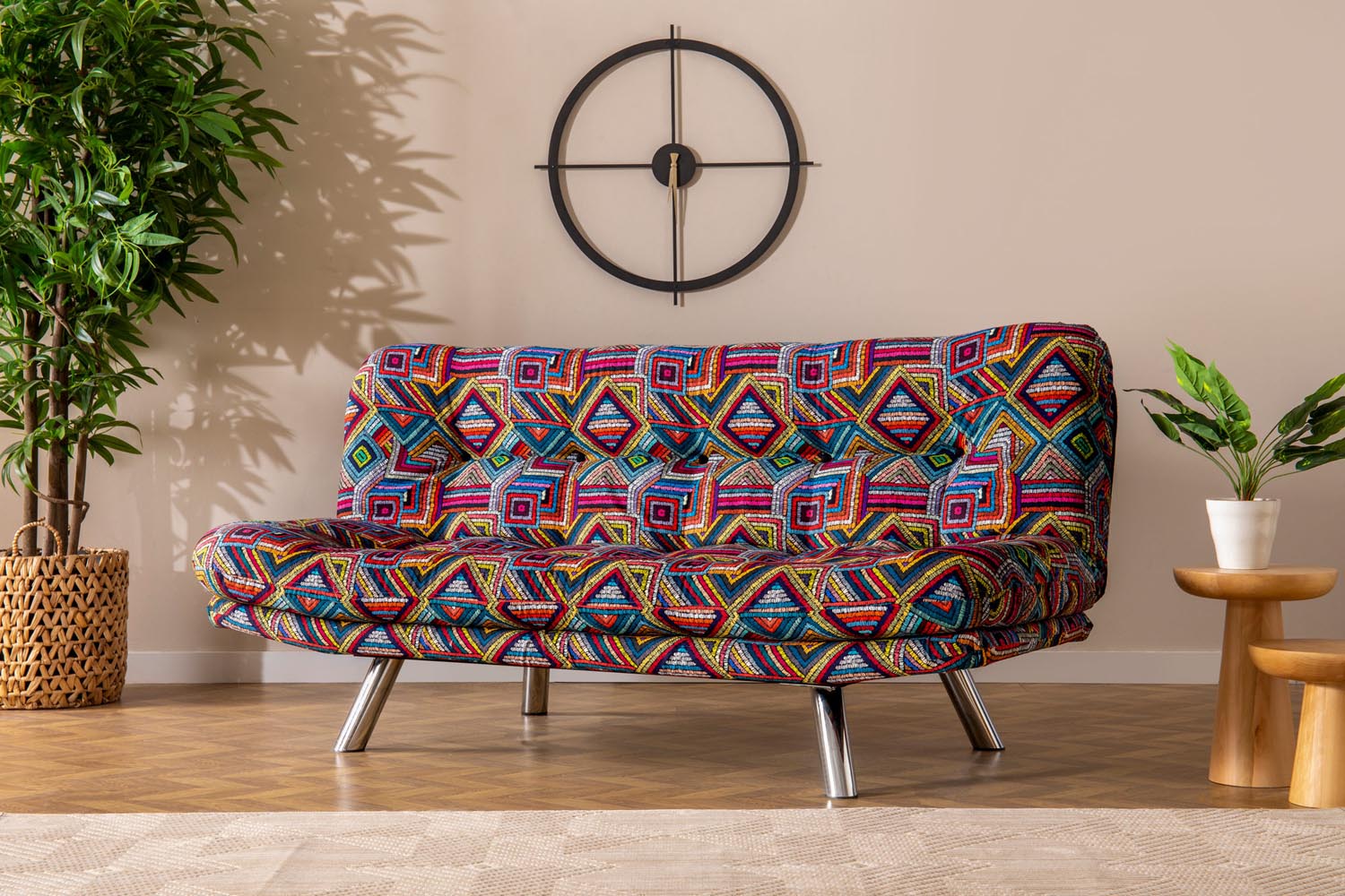 Entdecken Sie das Misa Small Sofabed von Atelier Del Sofa – ein stilvolles, mehrfarbiges Bettsofa mit verstellbarer Rückenlehne und einzigartigem Patchwork-Design.