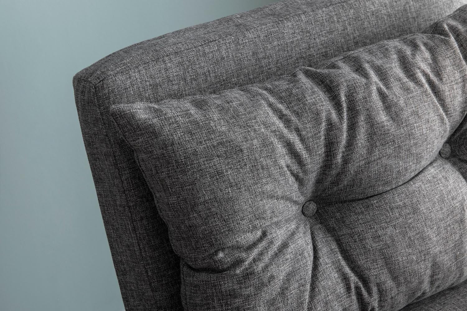 Entdecken Sie das Sando Single Bettsofa in stilvollem Hellgrau von Atelier Del Sofa – ein vielseitiges Möbelstück, das Komfort und Eleganz für Ihr Zuhause vereint.