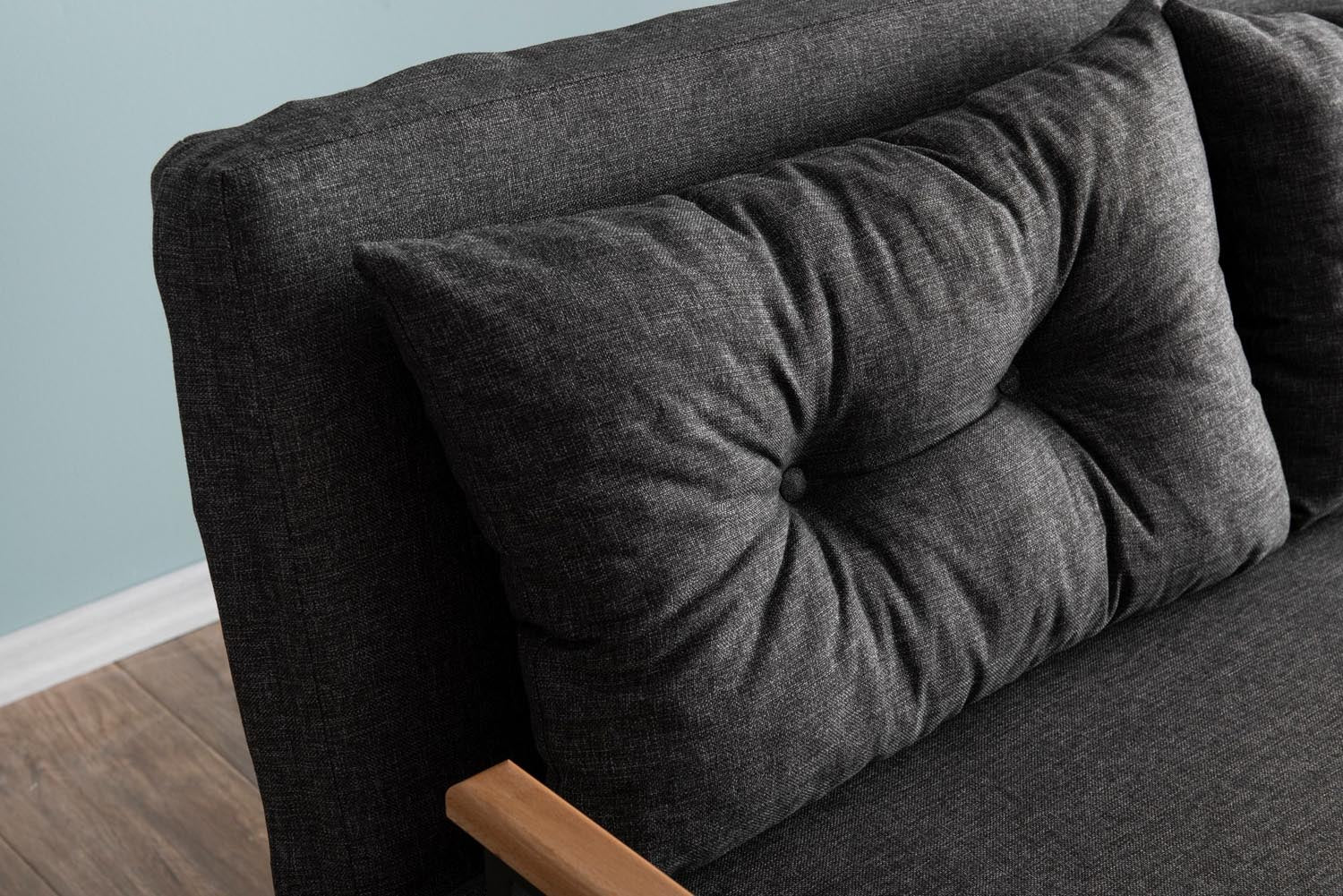 Erleben Sie das Sando 2 Bettsofa in Dunkelgrau von Atelier Del Sofa – stilvoll, komfortabel und ideal für kleine Räume. Perfekt für Übernachtungsgäste!