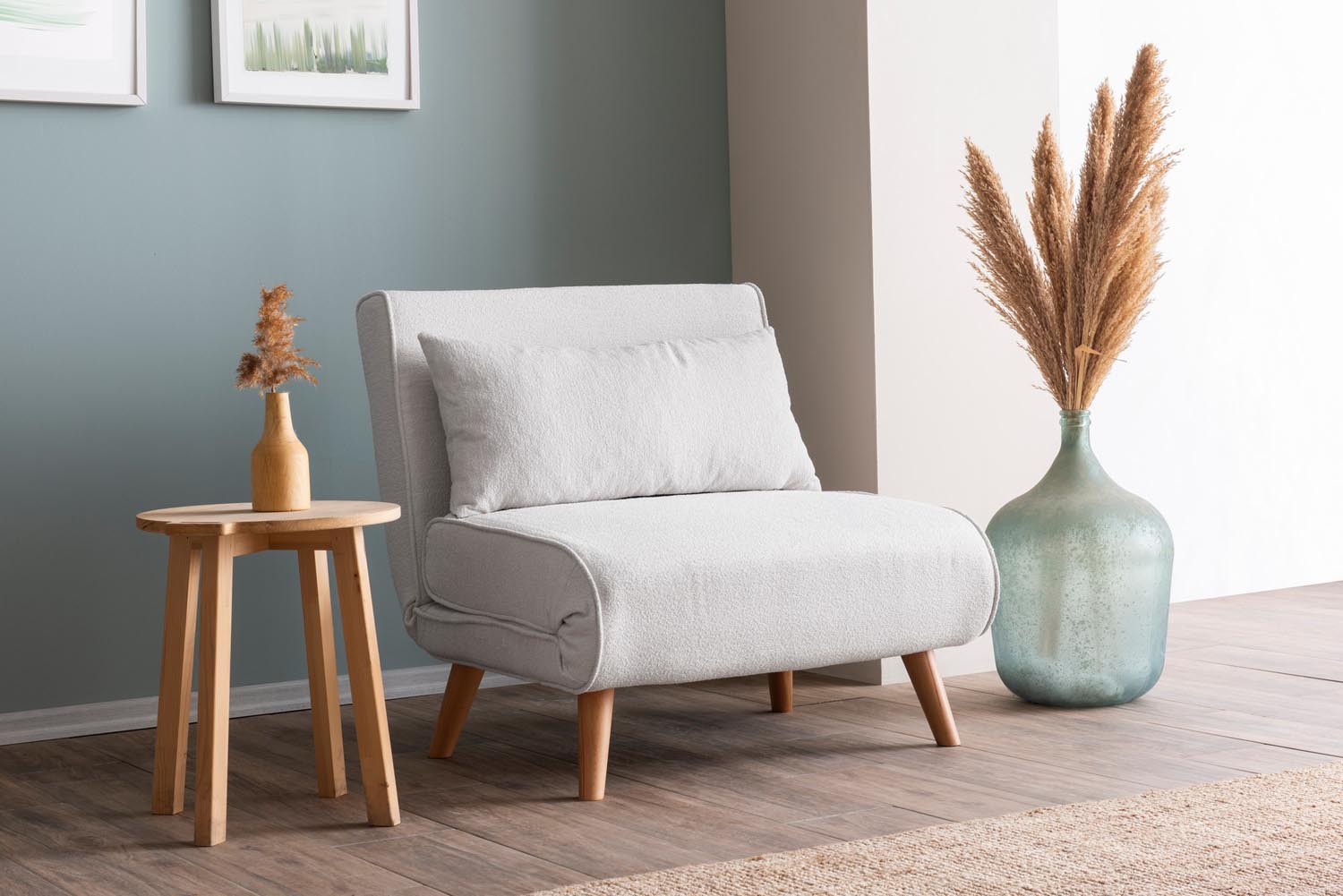 Entdecken Sie das Folde Single Bettsofa in Weiß von Atelier Del Sofa – stilvoll, komfortabel und perfekt für kleine Räume. Ideal für Gäste!
