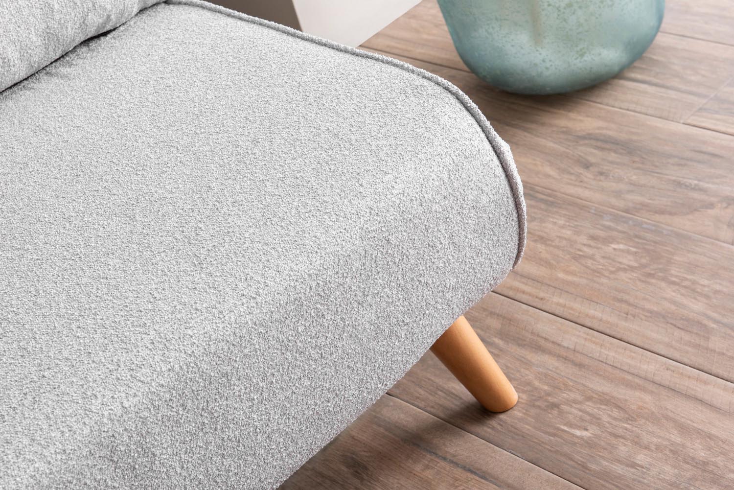 Das Folde 2 Bettsofa in elegantem Grau kombiniert modernes Design mit vielseitiger Funktionalität. Ideal für kleine Wohnungen, bietet es hohen Komfort und eine verstellbare Rückenlehne.