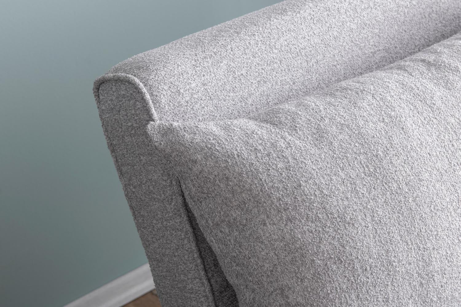 Das Folde 2 Bettsofa in elegantem Grau kombiniert Komfort und Vielseitigkeit. Ideal für kleine Wohnungen, bietet es anpassbare Rückenlehnen und luxuriösen Teddy-Stoff.