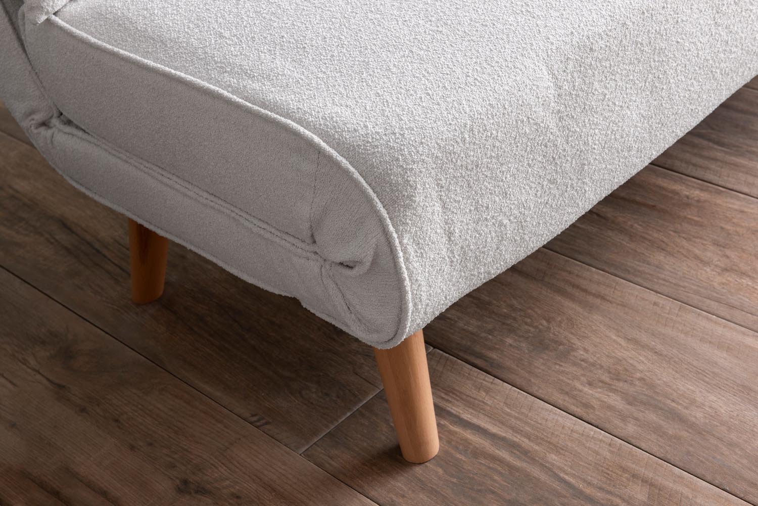 Erleben Sie das Folde 2 Bettsofa in edlem Weiß – ein vielseitiges Schlafsofa mit verstellbarer Rückenlehne und hochwertigem Teddy-Stoff für ultimativen Komfort.