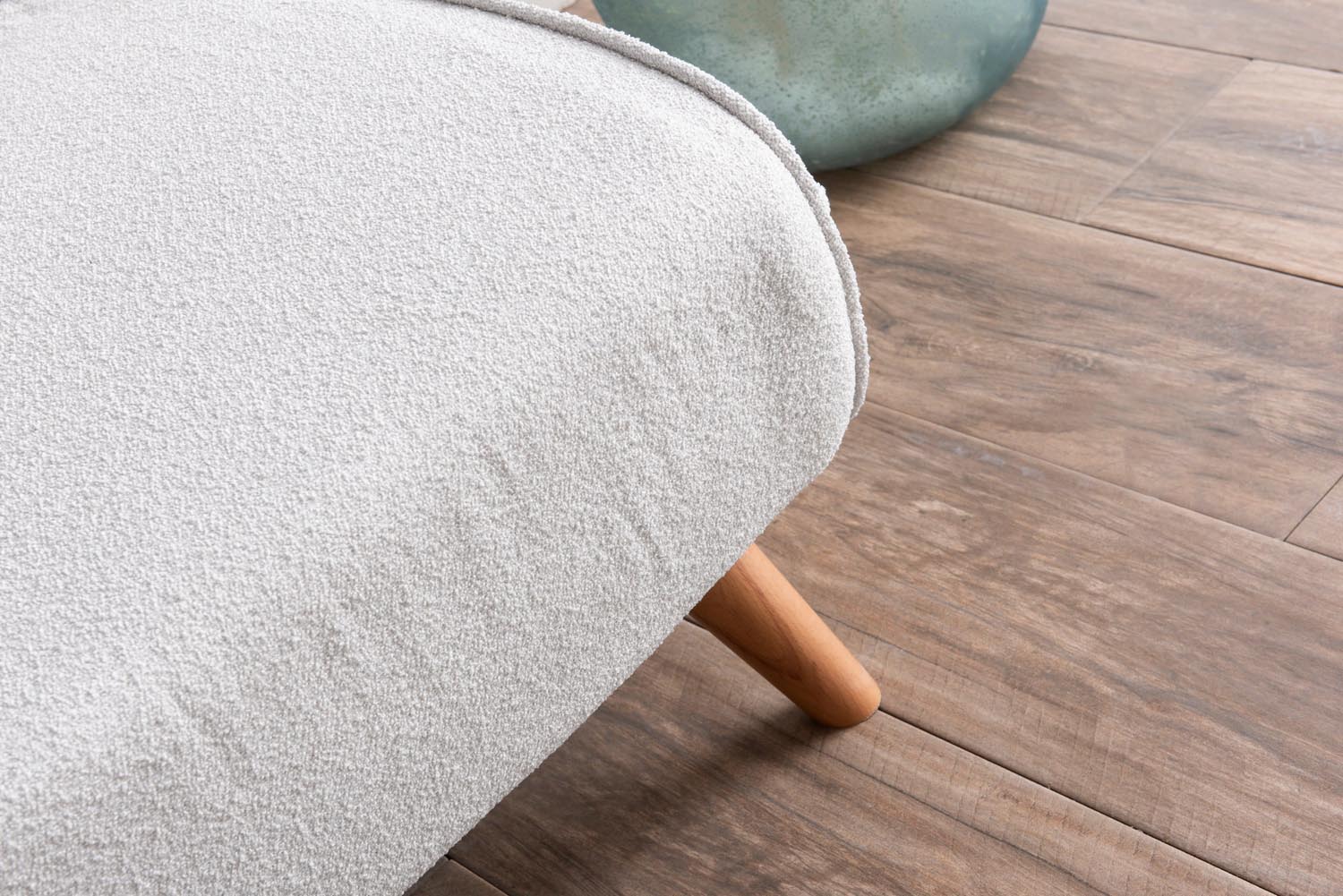 Erleben Sie das Folde 2 Bettsofa in edlem Weiß – ein vielseitiges Sofa-Bett mit robustem Metallrahmen und plüschigem Teddy-Stoff für ultimativen Komfort.