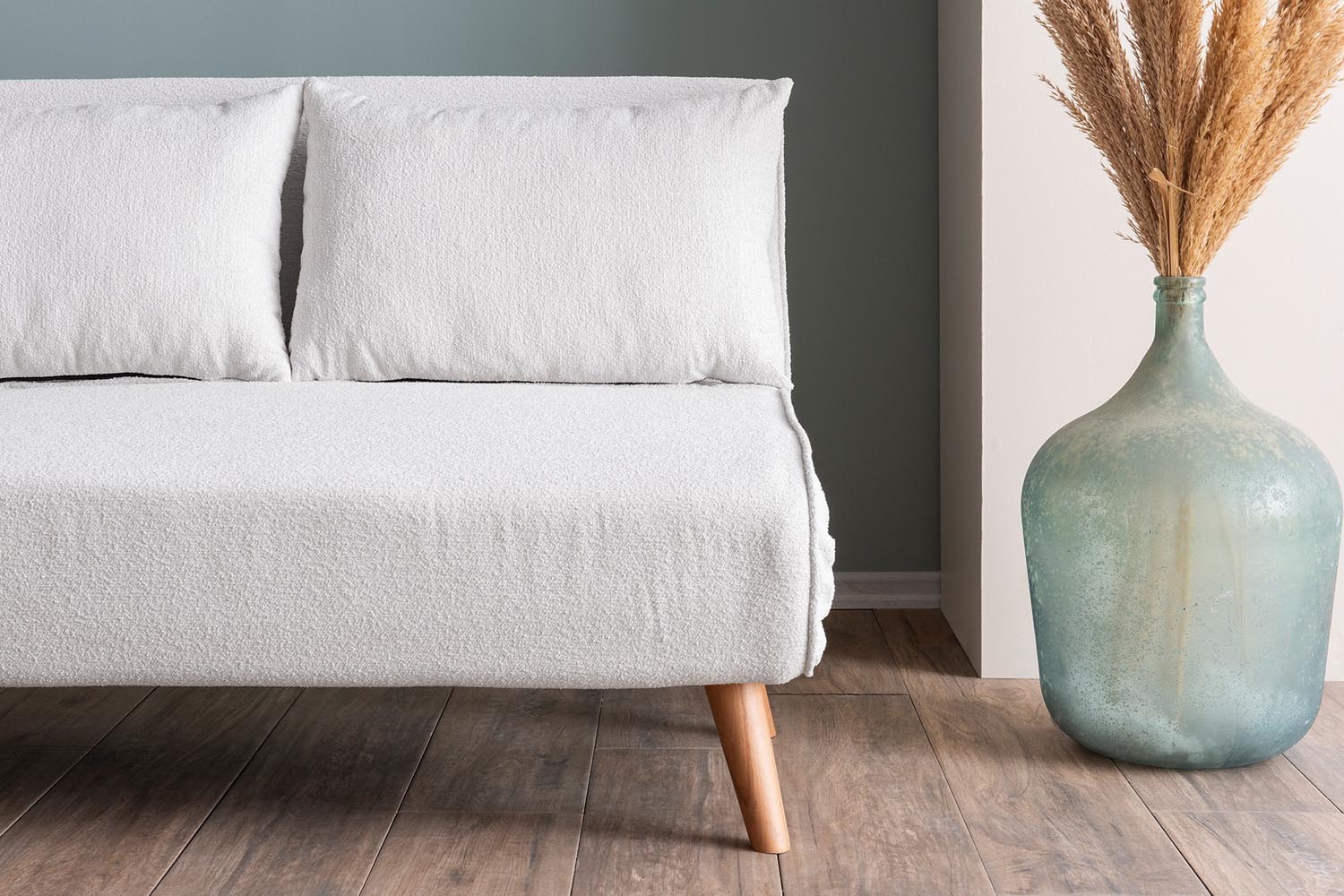 Erleben Sie das Folde 2 Bettsofa in edlem Weiß – ein vielseitiges Sofa-Bett mit 14-fach verstellbarer Rückenlehne und hochwertigem Teddy-Stoff für ultimativen Komfort.