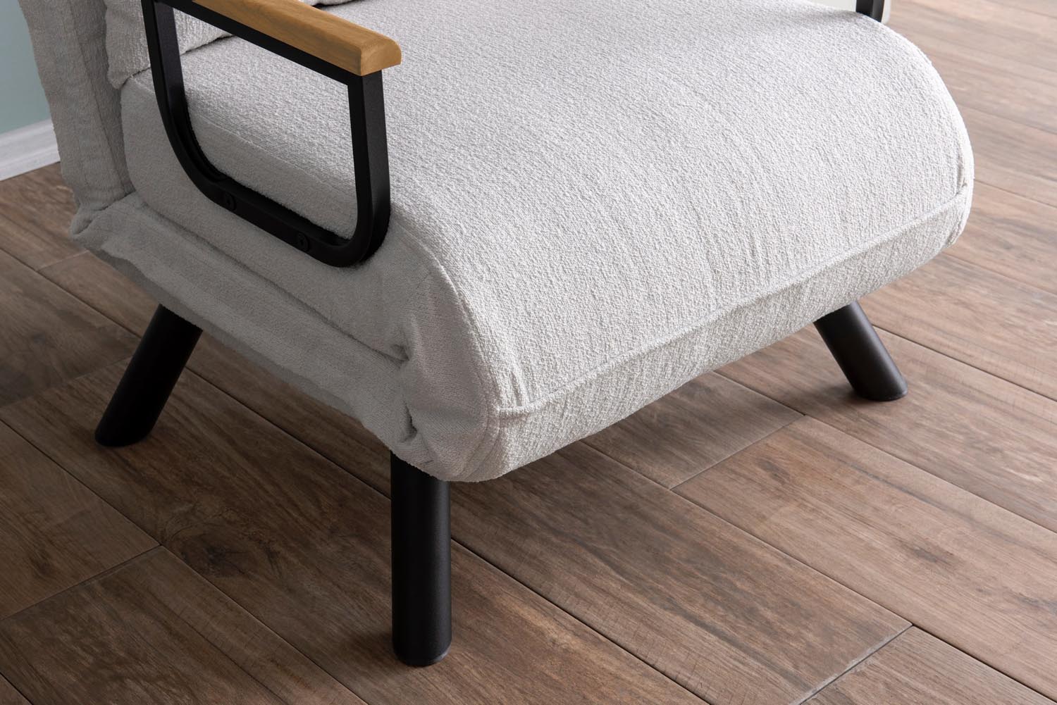 Erleben Sie das Sando Single Bettsofa in strahlendem Weiß von Atelier Del Sofa – ein stilvolles, funktionales Möbelstück für entspannte Nächte und gemütliche Tage.