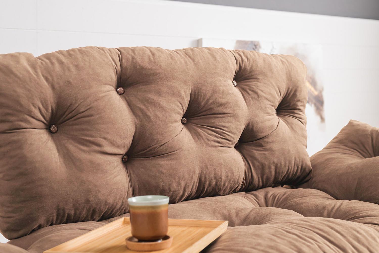 Erleben Sie das Nitta Bettsofa in Hellbraun – ein elegantes, platzsparendes Möbelstück, das Komfort und Funktionalität für Ihr Zuhause vereint.