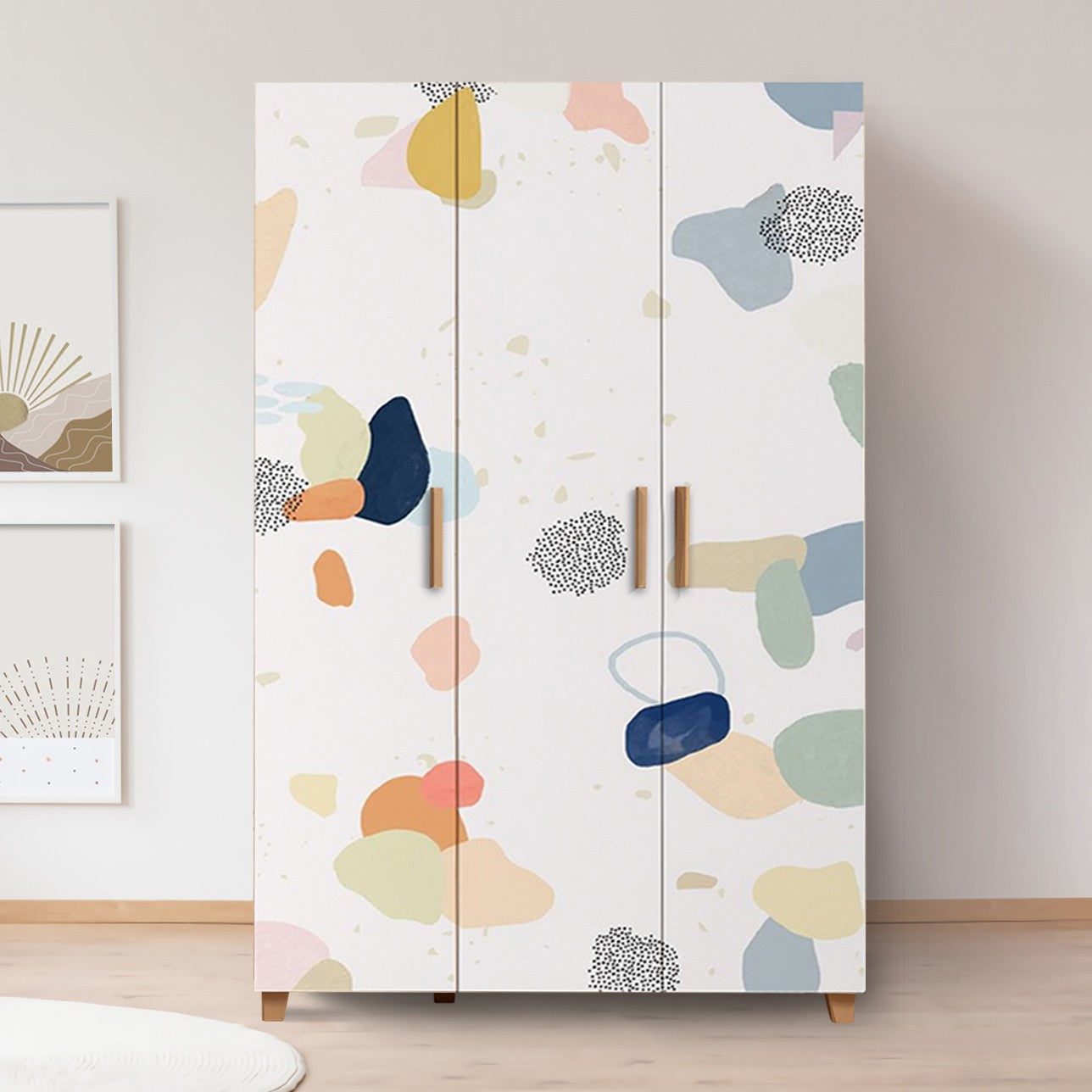 Entdecken Sie die elegante Leva Hedera Pied Garderobe in Atlantischer Kiefer Weiß von Hanah Home. Stilvoll, robust und ideal für jeden Raum!