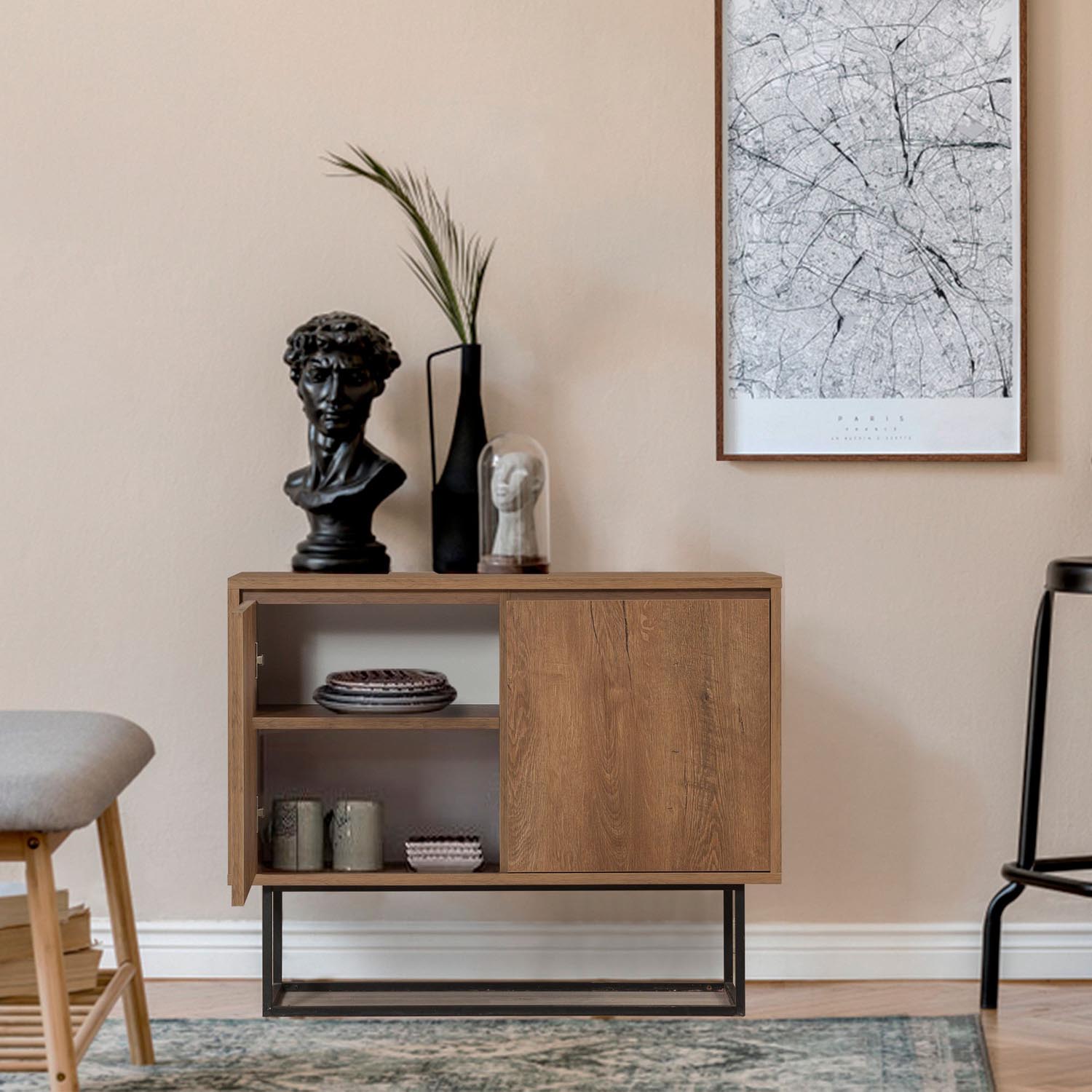 Erleben Sie das Zuri High-Sideboard von Hanah Home – eine elegante Kombination aus Walnuss und Schwarz, die Stil und Stauraum vereint.