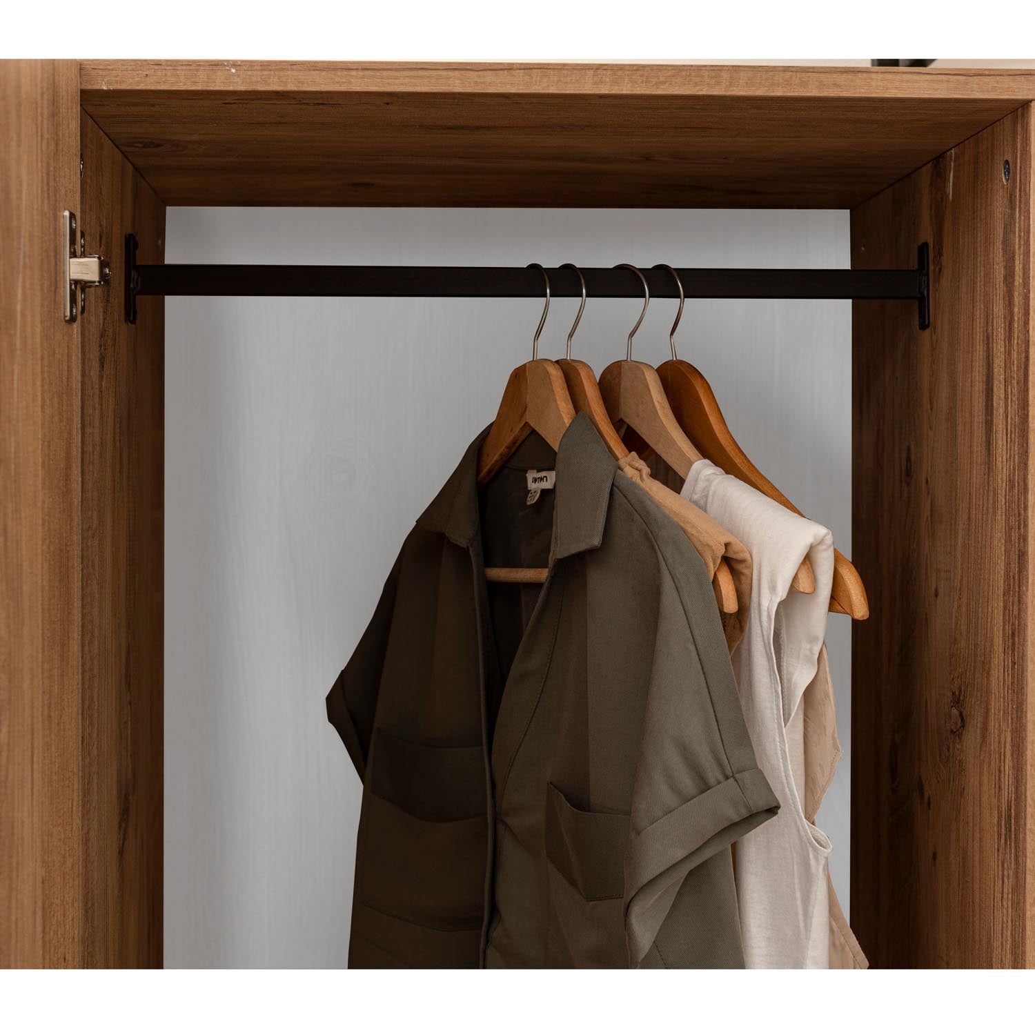 Entdecken Sie die Dynamic Garderobe in Atlantischer Kiefer von Hanah Home – stilvoll, robust und ideal für eine elegante Raumgestaltung!