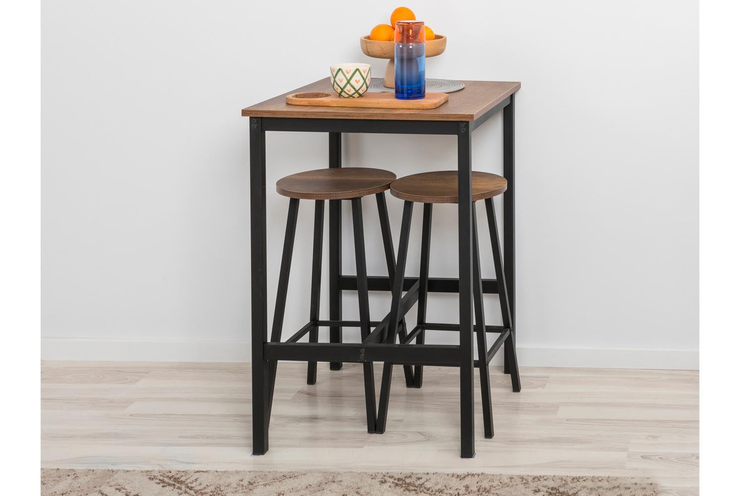 Erleben Sie den Mola Barhocker in edlem Schwarz von Hanah Home – ein zeitloses Möbelstück, das Eleganz und Funktionalität vereint.