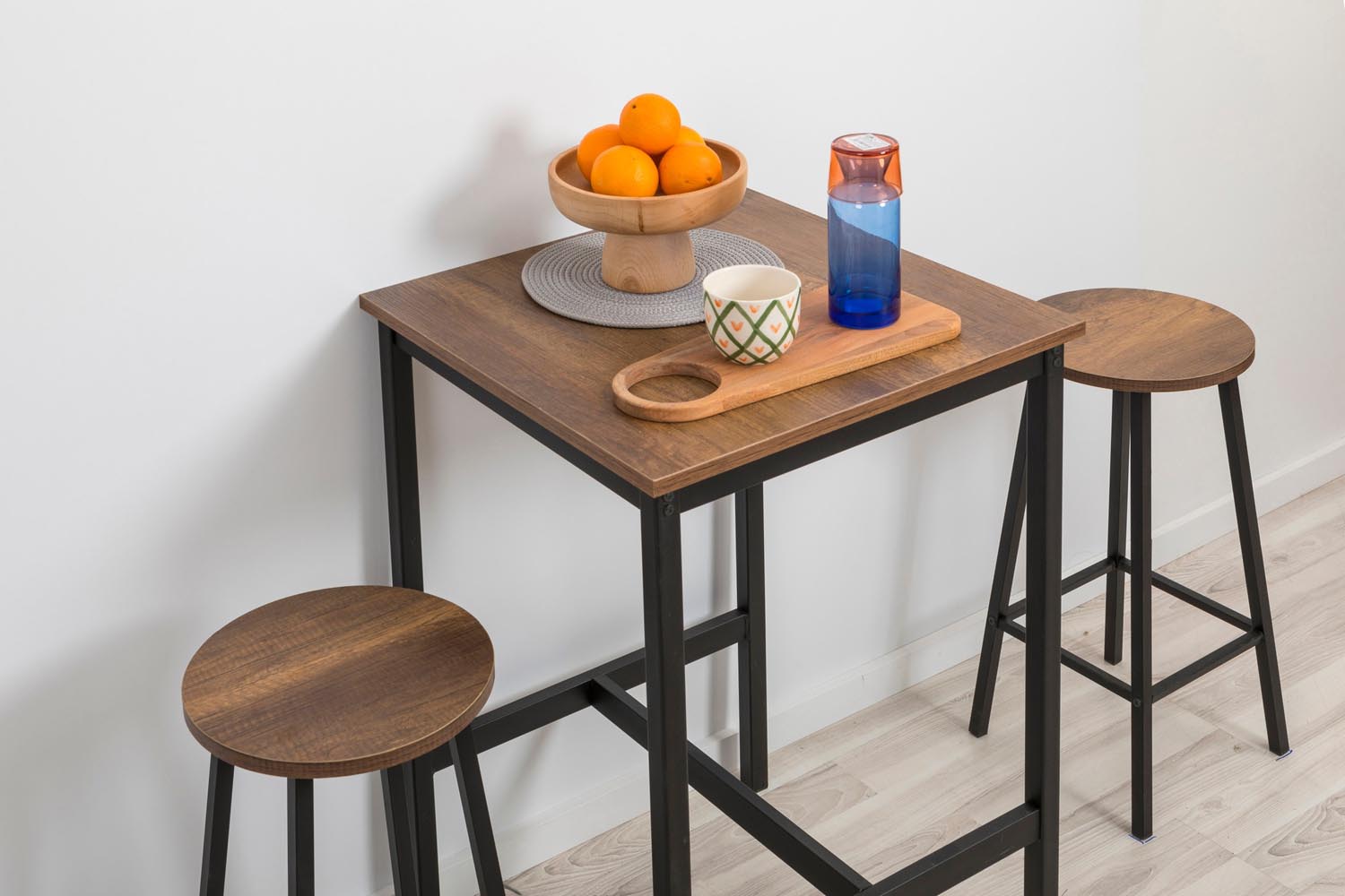 Erleben Sie den Mola Barhocker in elegantem Schwarz von Hanah Home – ein stilvolles Möbelstück, das jedem Raum einen Hauch von Raffinesse verleiht.