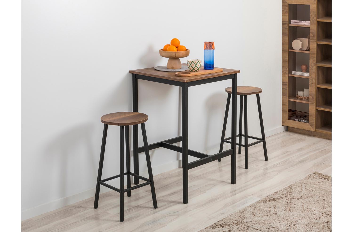 Entdecken Sie den Mola Barhocker in edlem Schwarz von Hanah Home – die perfekte Kombination aus Stil und Funktionalität für Ihr Zuhause.