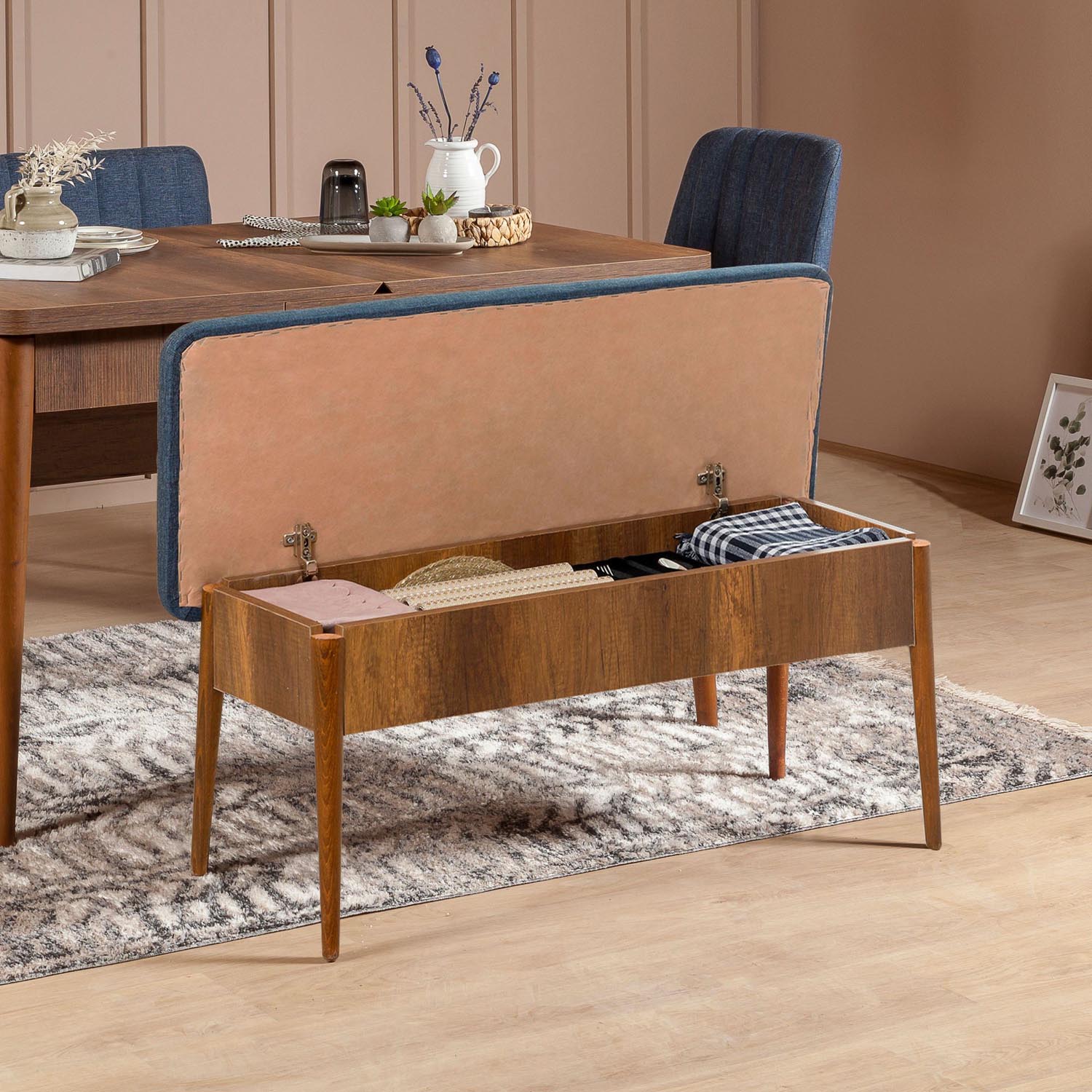 Vina Bench in Walnuss Dunkelblau von Hanah Home: Stilvolles Design trifft auf praktische Aufbewahrung. Perfekt für jeden Wohnraum!