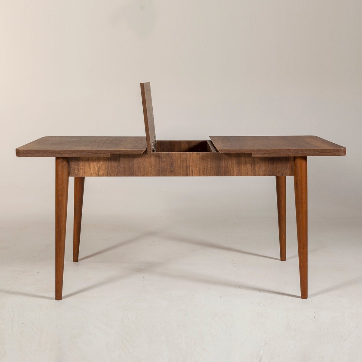 Vina Esstisch - Walnuss in Walnuss präsentiert im Onlineshop von KAQTU Design AG. Esstisch ist von Hanah Home