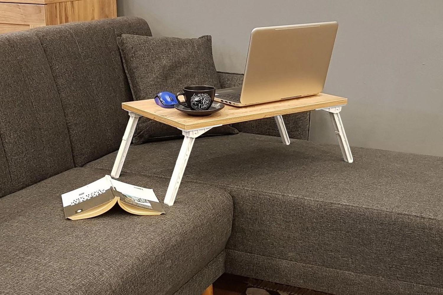 Entdecken Sie den Gusto Schreibtisch in atlantischer Kiefer Weiss von Hanah Home – stilvoll, funktional und ideal für Ihr Home Office!