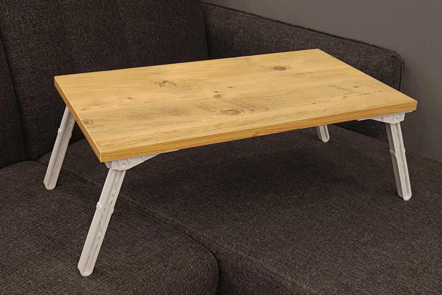 Verleihen Sie Ihrem Arbeitsplatz mit dem Gusto Schreibtisch in atlantischer Kiefer Weiss von Hanah Home industriellen Charme und Funktionalität!