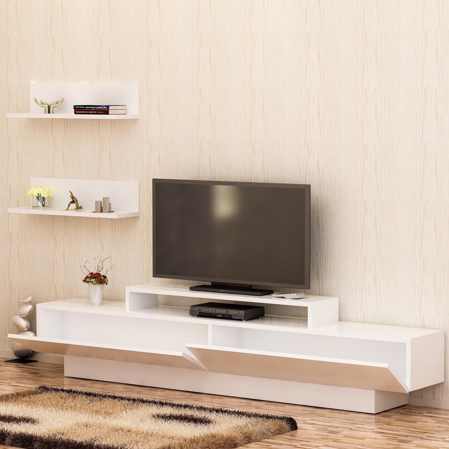 Verleihen Sie Ihrem Wohnzimmer mit dem eleganten Lucca TV-Möbel in Weiß von Hanah Home einen modernen Akzent. Hochwertige Materialien und durchdachtes Design bieten optimalen Stauraum.
