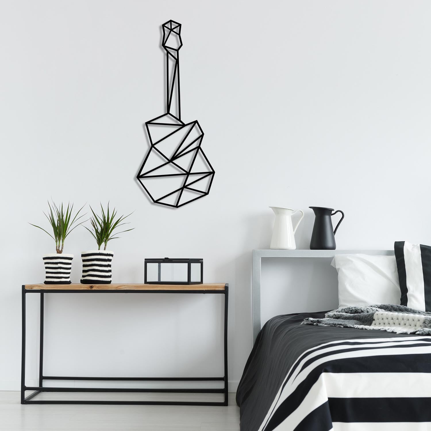 Verleihen Sie Ihrem Raum mit der eleganten Wanddeko "Guitar" von Wallity in Schwarz einen kreativen Akzent. Ideal für jeden Wohnstil!