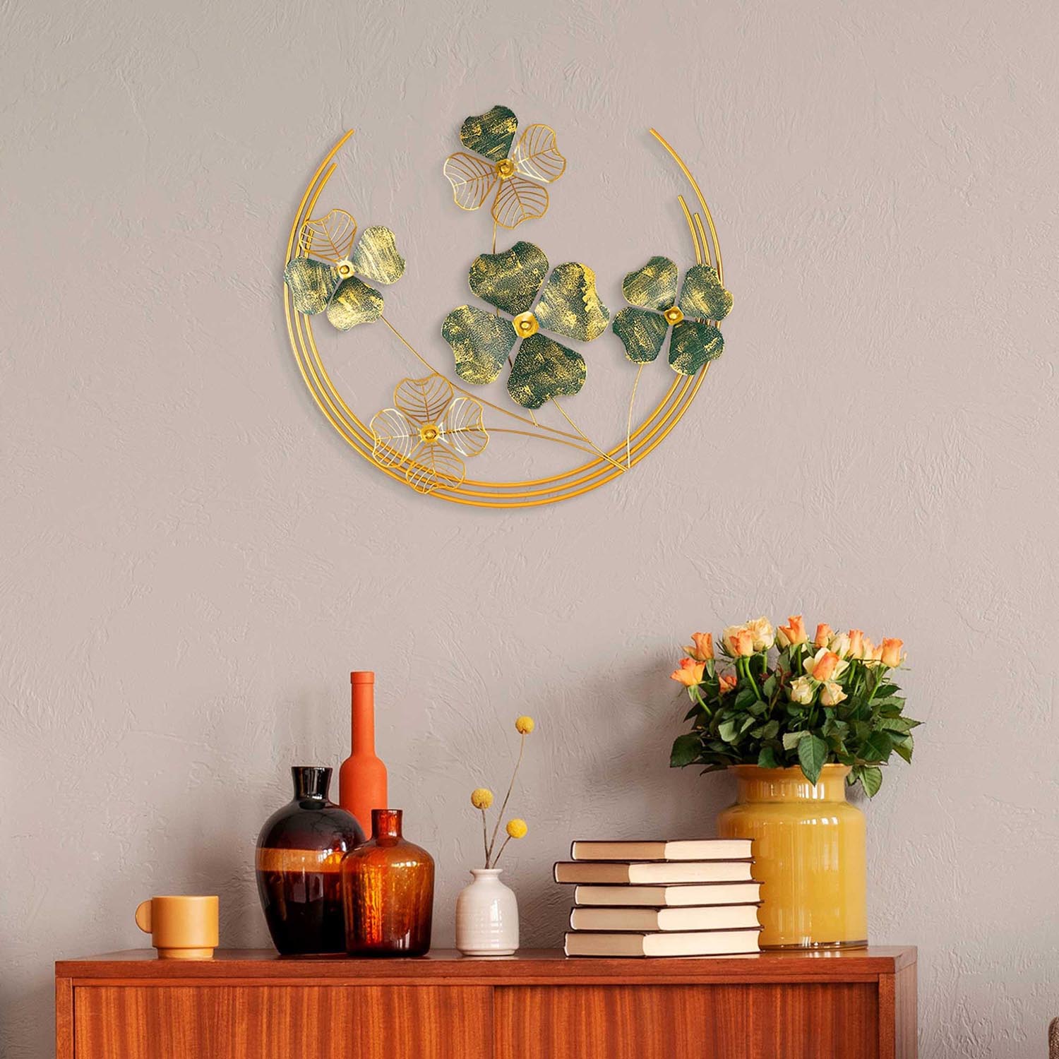 Entdecken Sie die exquisite Haiyang Wanddeko in Grün Gold von Wallity – ein handgefertigtes Metallkunstwerk, das Eleganz und Naturverbundenheit in Ihr Zuhause bringt.