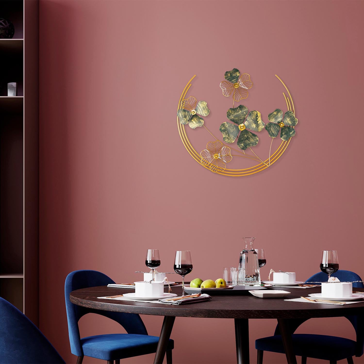 Entdecken Sie die Haiyang Wanddeko von Wallity in Grün Gold – ein handgefertigtes Metallkunstwerk, das Eleganz und natürliche Schönheit in Ihr Zuhause bringt.