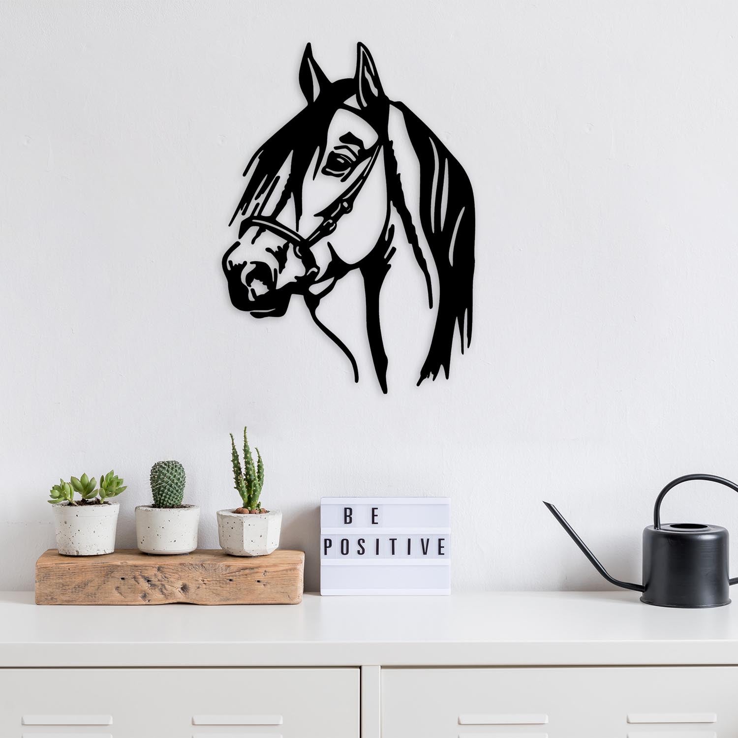 Verleihen Sie Ihrem Raum mit der eleganten Horse Head Wanddeko von Wallity in Schwarz einen Hauch von Stil und Raffinesse. Ideal für jedes Zuhause!