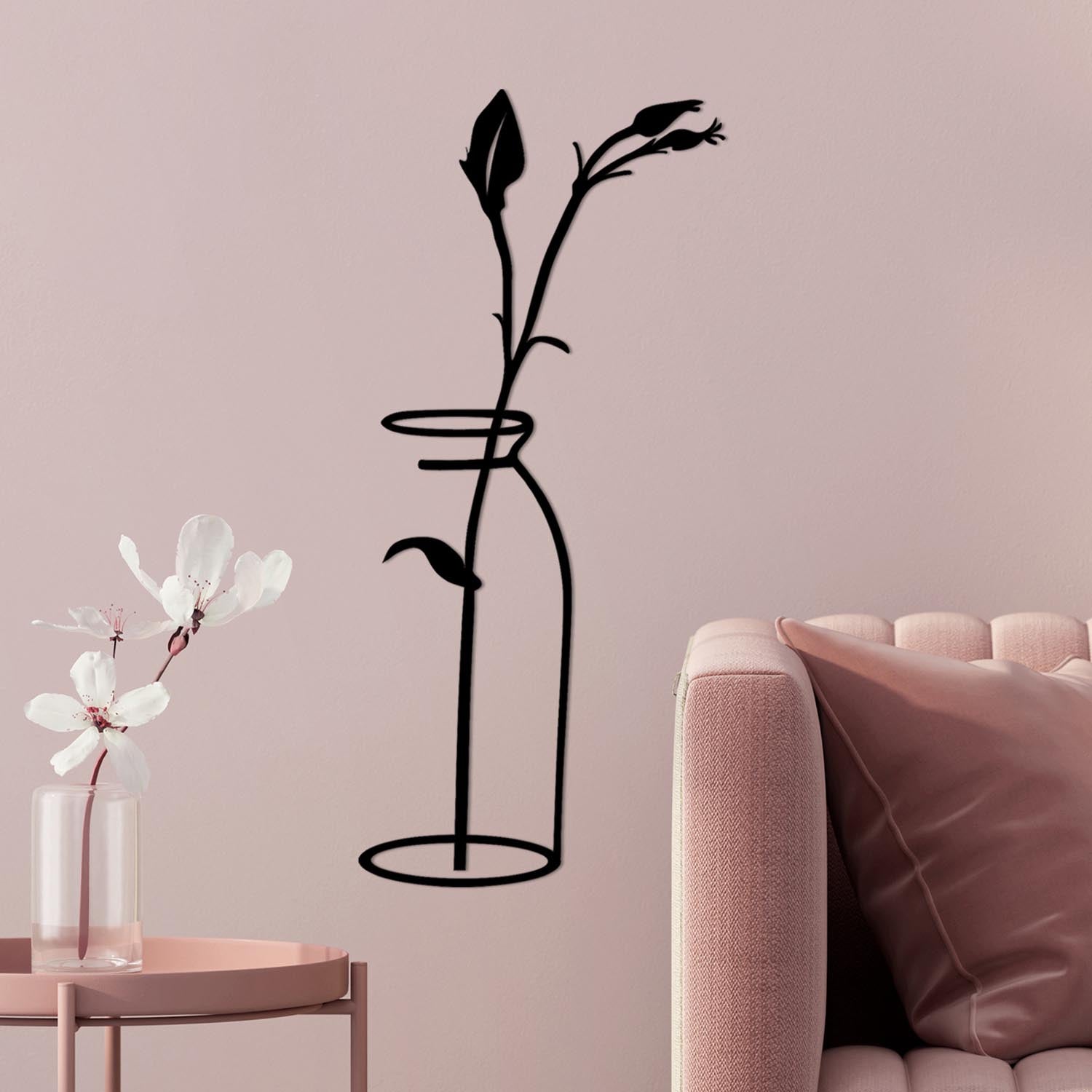 Verleihen Sie Ihrem Raum mit der Flower In The Wanddeko von Wallity in Schwarz einen Hauch von Eleganz. Ein zeitloses Metall-Design für jeden Wohnstil.