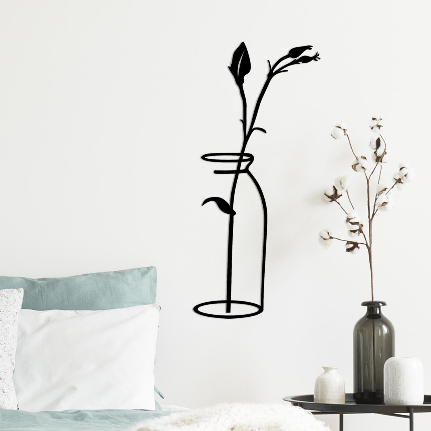 Gestalten Sie Ihr Zuhause mit der eleganten Flower In The Wanddeko von Wallity in Schwarz. Ein stilvolles Metall-Accessoire, das jeden Raum aufwertet.