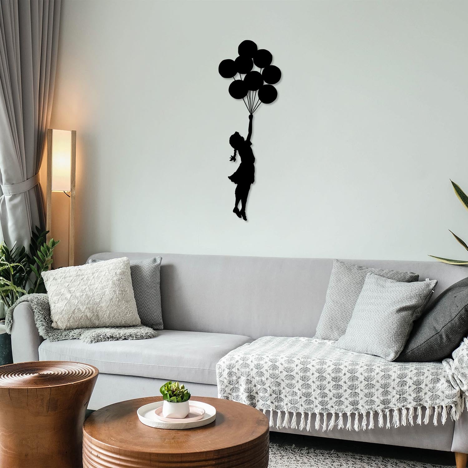 Verleihen Sie Ihrem Raum mit der eleganten Banksy Wanddeko in Schwarz von Wallity einen modernen Akzent. Ein zeitloses Metallkunstwerk für kreative Wohnideen.