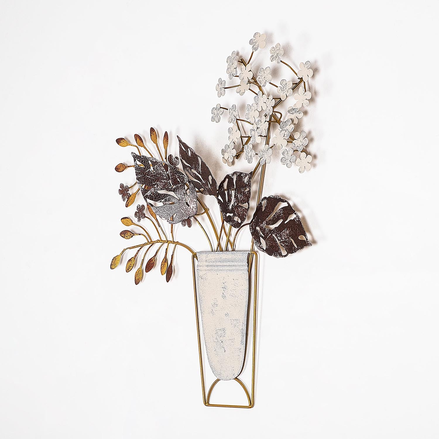 Entdecken Sie die handgemalte Wanddeko "Flowers in Pots" von Wallity – ein einzigartiges Metallkunstwerk, das jeden Raum verzaubert.