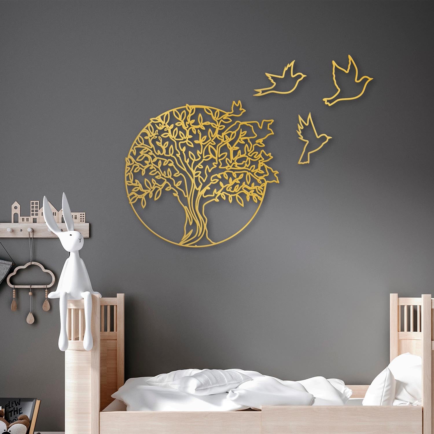 Verleihen Sie Ihrem Raum mit der exquisiten Tree And Birds Wanddeko in Gold von Wallity einen eleganten Akzent. Perfekt für Wohnzimmer, Schlafzimmer und Büros!