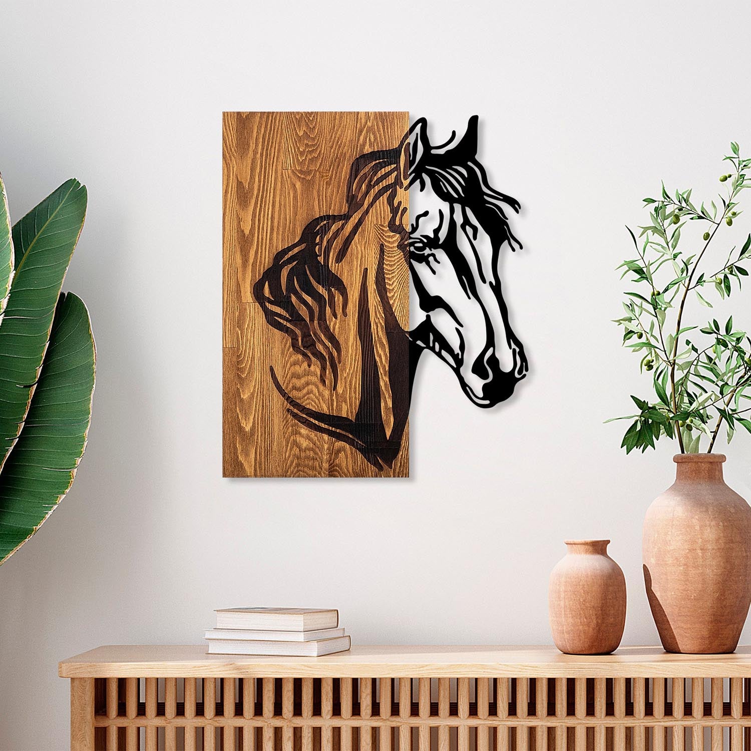 Entdecken Sie die elegante Horse 1 Wanddeko in Walnuss Schwarz von Wallity. Ein stilvolles Holz-Accessoire, das jeden Raum veredelt.