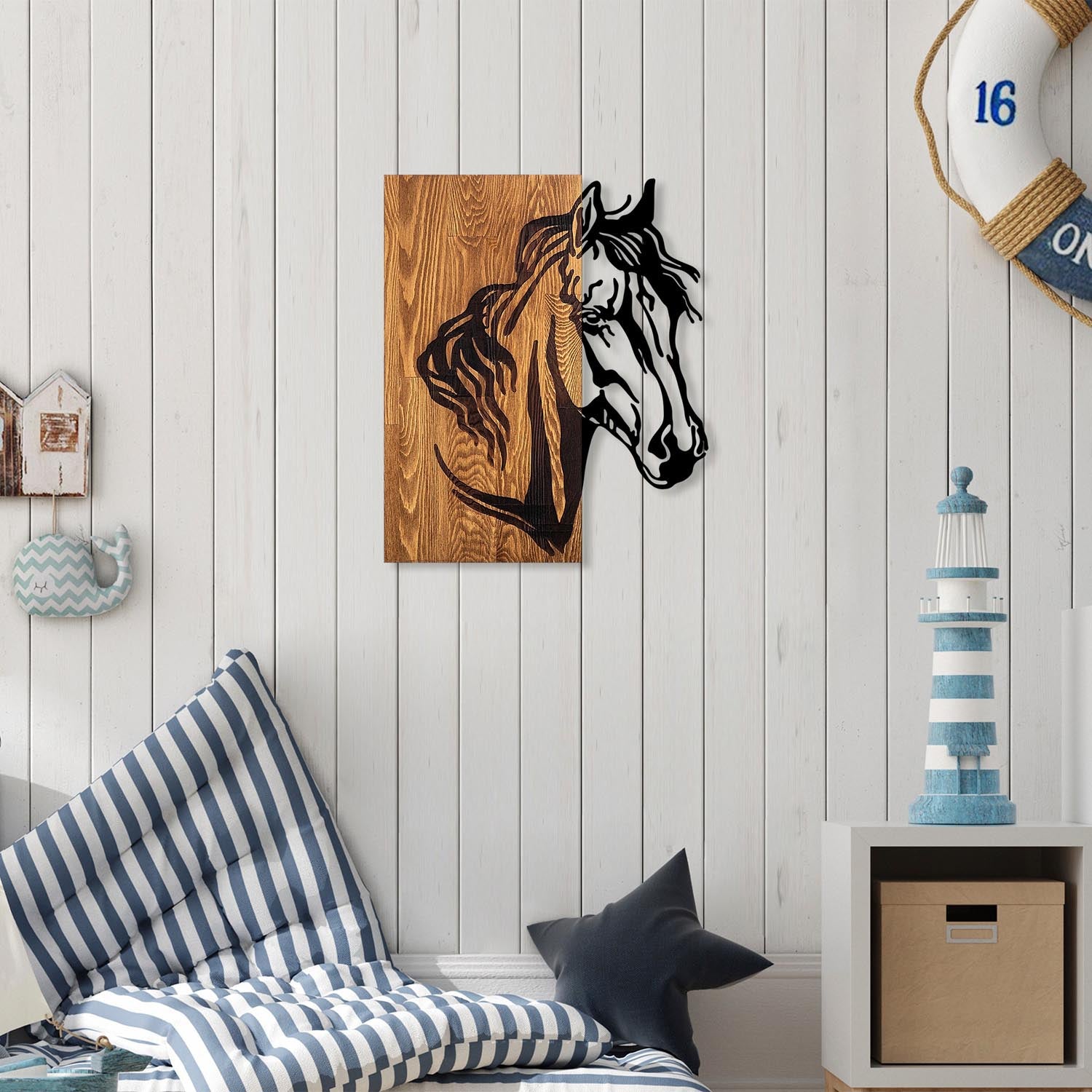 Entdecken Sie die Horse 1 Wanddeko in Walnuss Schwarz von Wallity – ein stilvolles Holz-Accessoire, das jedem Raum Charakter und Eleganz verleiht.