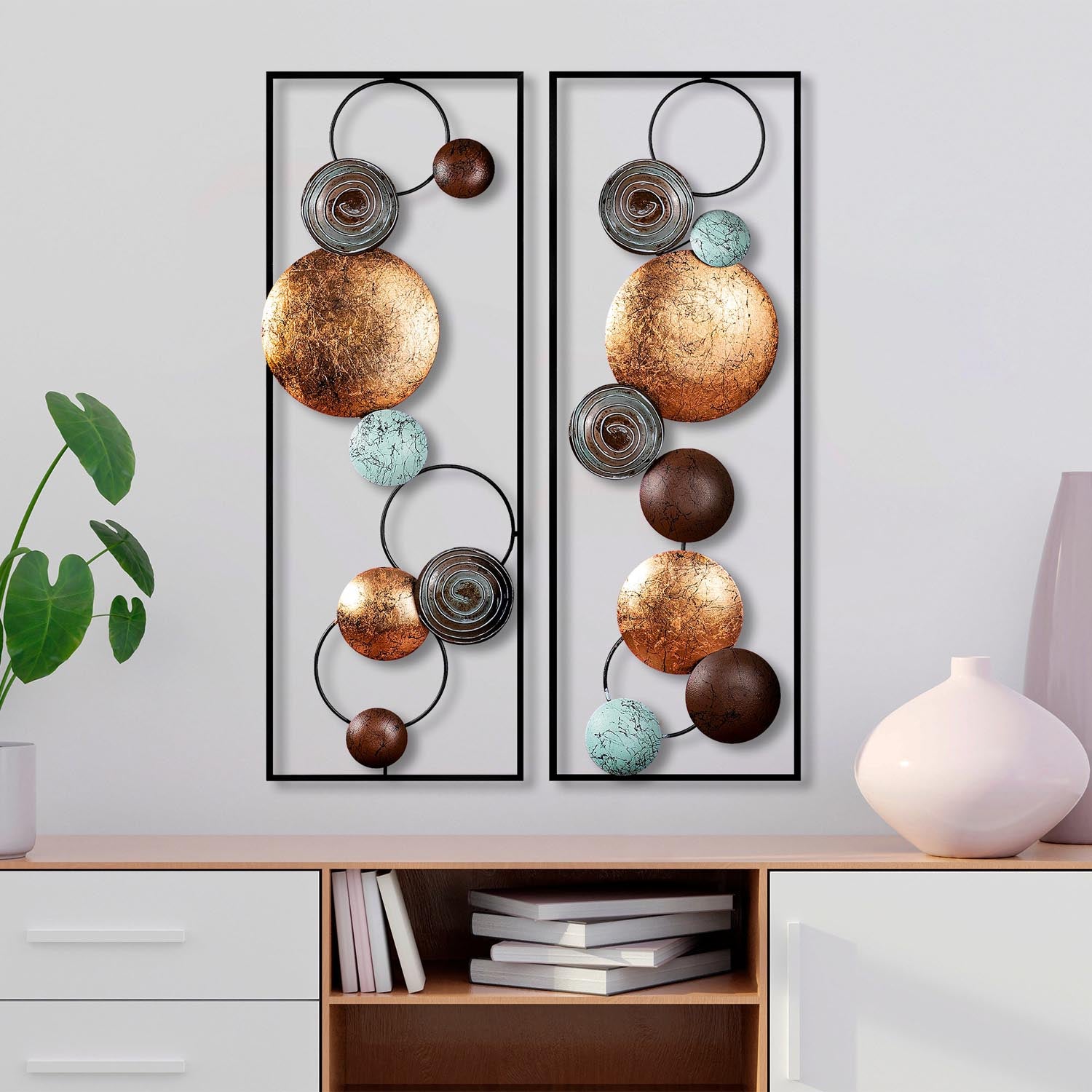 Entdecken Sie die handgemalte, mehrfarbige Wanddeko von Wallity. Ein einzigartiges Metallkunstwerk, das jedem Raum Eleganz verleiht.