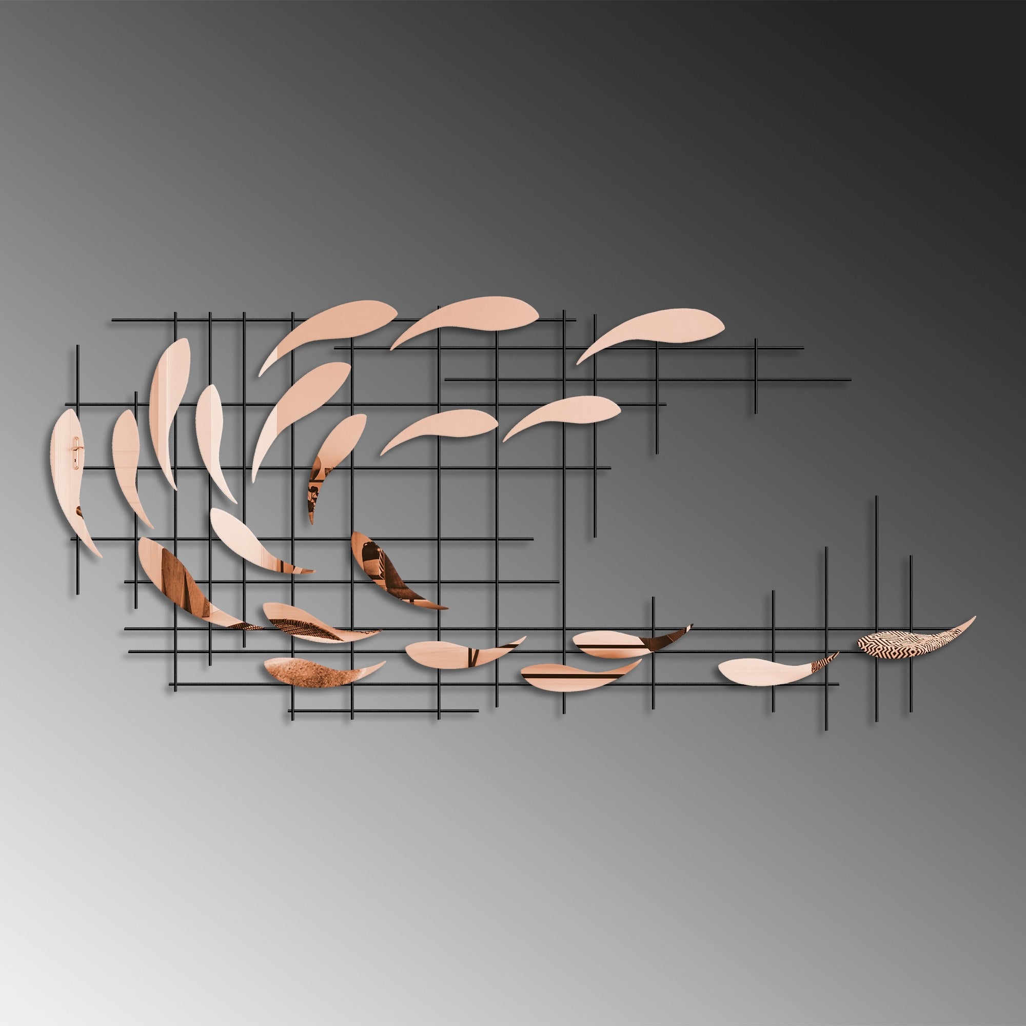 Verleihen Sie Ihrem Raum mit der mehrfarbigen Sheen Wanddeko von Wallity einen Hauch von Stil und Raffinesse – ein zeitloses Metallkunstwerk für jedes Zuhause.