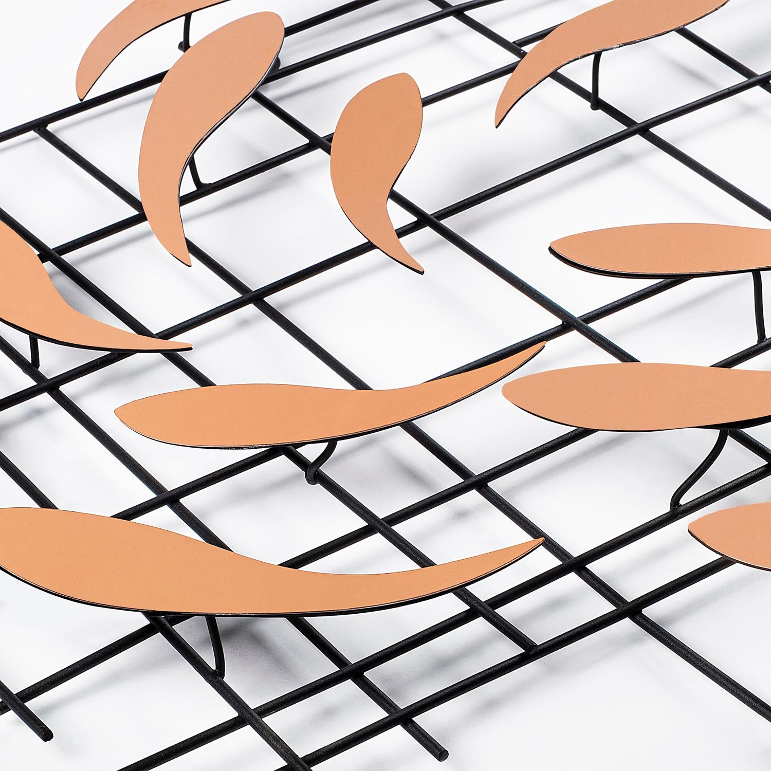 Entdecken Sie die mehrfarbige Sheen Wanddeko von Wallity – ein elegantes Metallkunstwerk, das jeden Raum stilvoll aufwertet und begeistert.