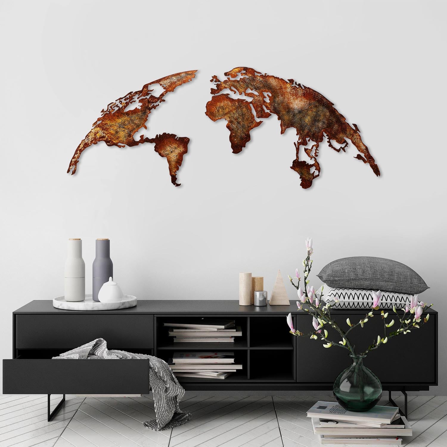Entdecken Sie die handgefertigte World Map Medium Wanddeko von Wallity. Ein einzigartiges Metallkunstwerk, das jedem Raum Eleganz verleiht.