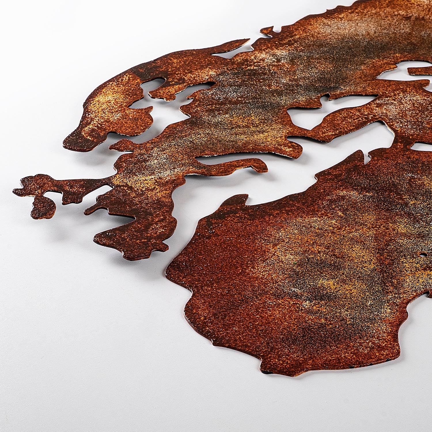 Entdecken Sie die mehrfarbige World Map Medium Wanddeko von Wallity – ein handgefertigtes Metallkunstwerk, das jedem Raum Stil und Persönlichkeit verleiht.