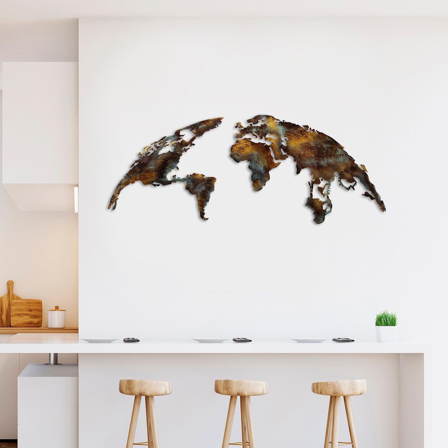 Verleihen Sie Ihrem Zuhause mit der mehrfarbigen World Map Medium Wanddeko von Wallity einen Hauch von Eleganz und Kreativität.